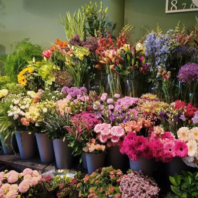 Liever niet de deur uit? Laat uw bloemen thuisbezorgen!